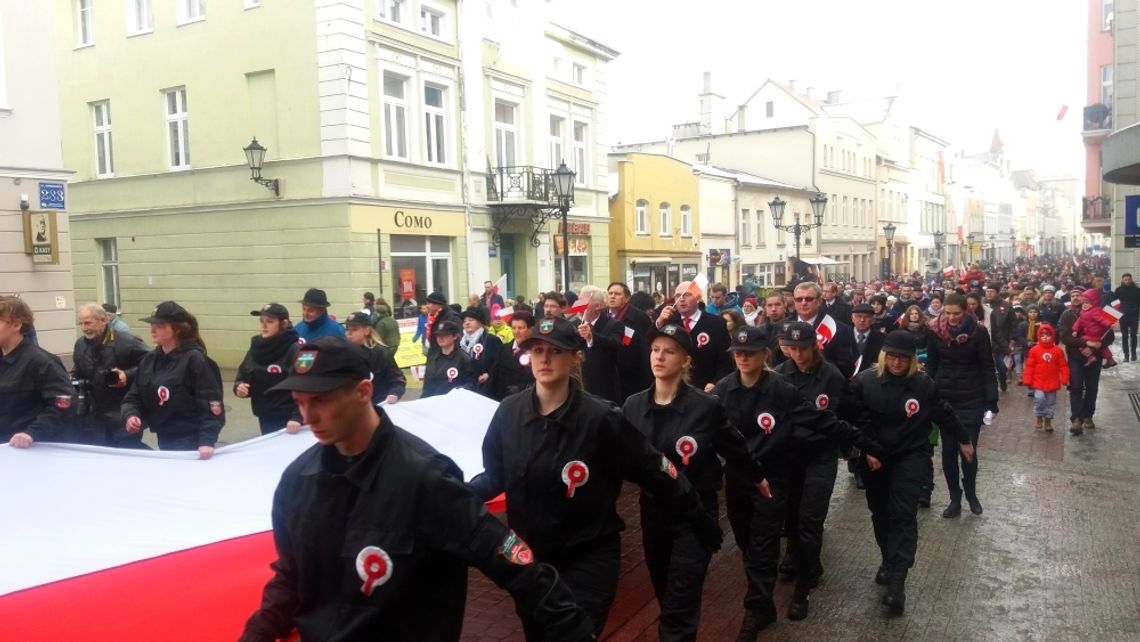 Wspólne zdjecie i parada. Jak przebiegał Dzień Niepodległości w Wejherowie. 