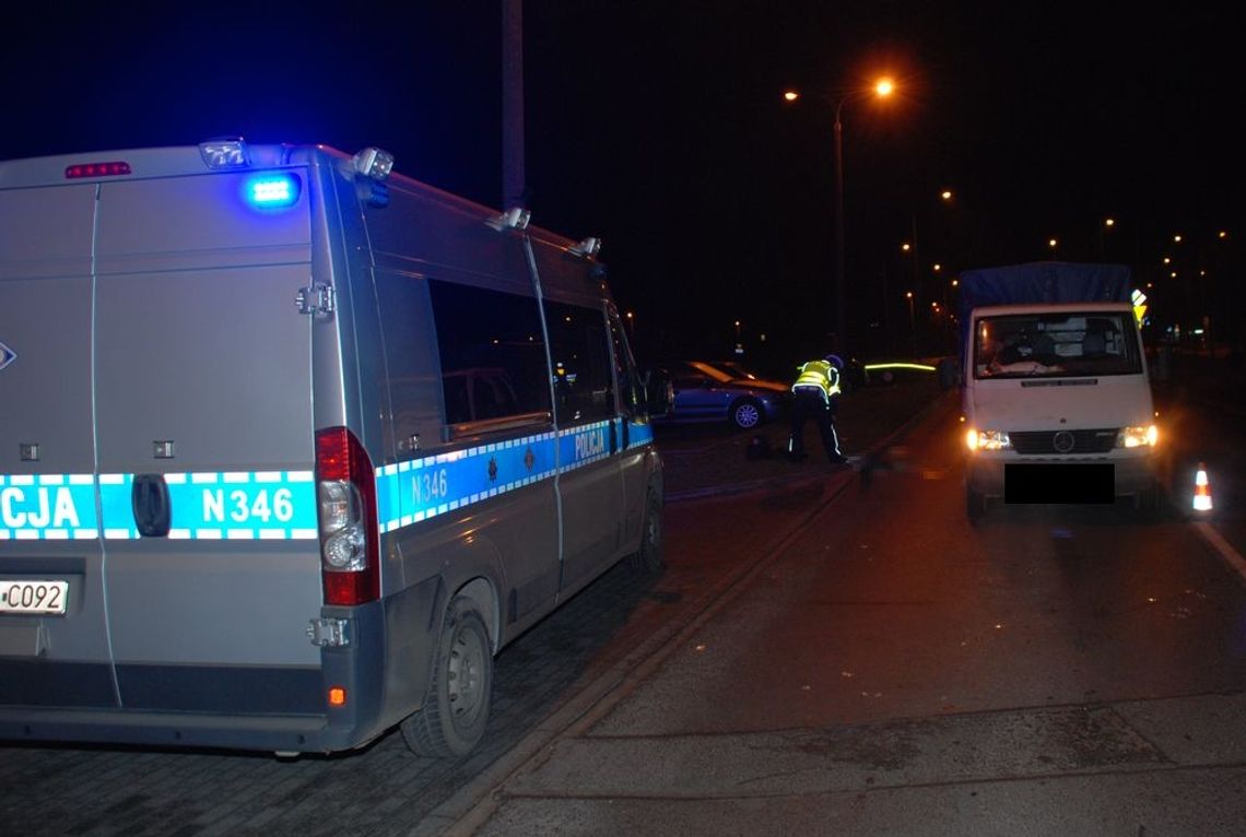 Wtargnął na jezdnie w miejscu niedozwolonym. Został potrącony przez auto.