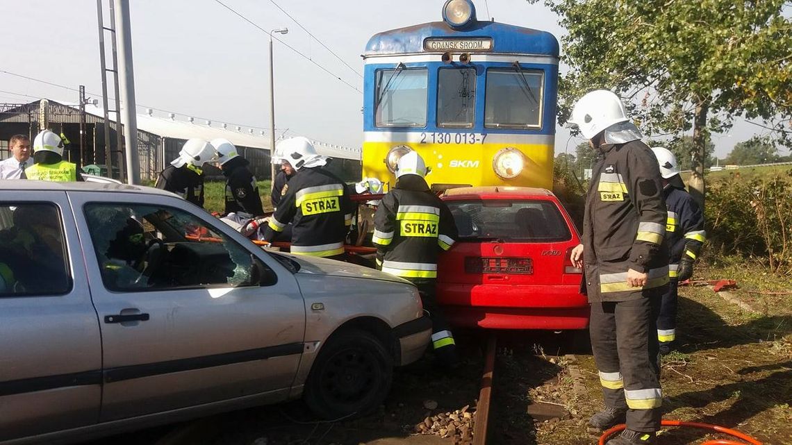 Wypadek masowy. Samochody wjechały pod pociąg (ćwiczenia)