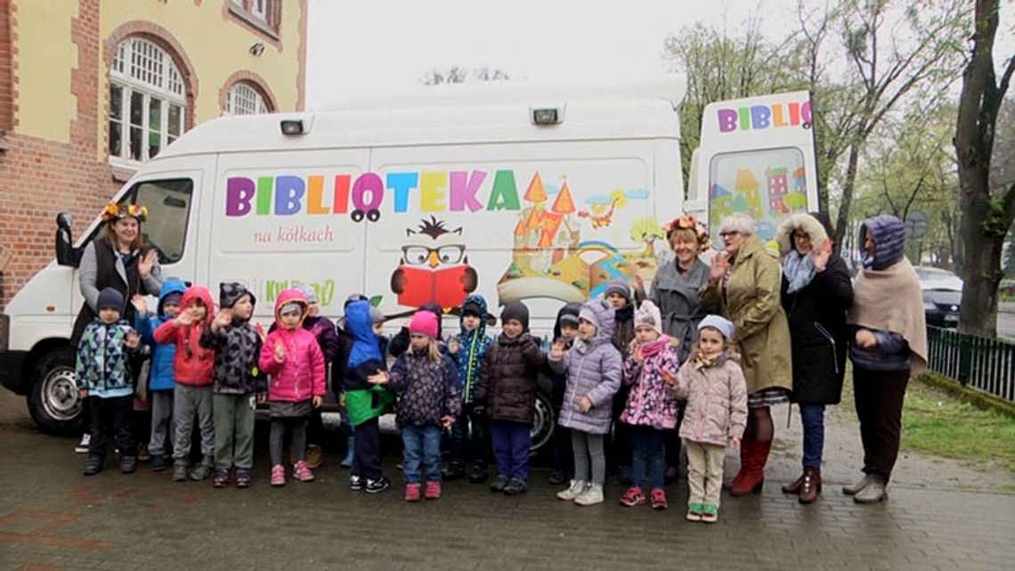 Z Łęczyc do Wejherowa czyli wizyta Bibliobusa. Dzieci i spotkanie z Fidlerem.