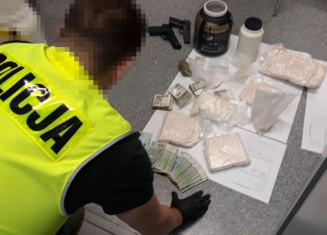 Zabezpieczyli 3 kg zabronionych substancji i broń. Podejrzani usłyszeli zarzuty