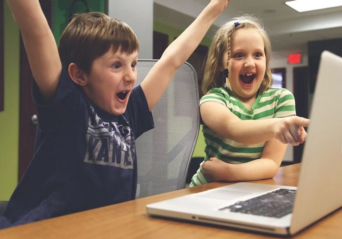Zdalne nauczanie. Laptopy dla uczniów powiatowych szkół