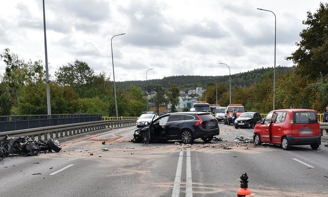 Zderzyło się pięć pojazdów. Cztery osoby ranne