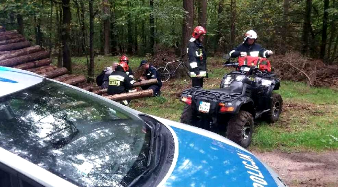 Zgubił się w lesie i doznał kontuzji. Policjanci oraz strażacy szybko odszukali mężczyznę. 