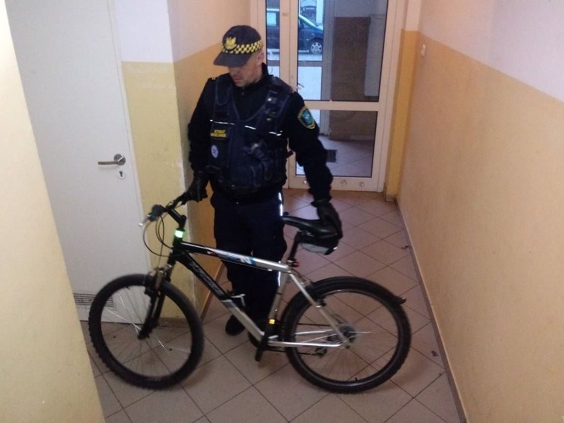 Złodziej zasnął na klatce schodowej. Odzyskany łup...