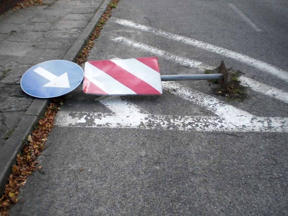 Zniszczone znaki drogowe. Szukają sprawcę dewastacji na ulicy Necla. 