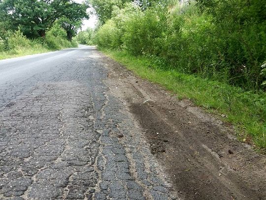 Przy mijaniu dużych pojazdów nie ma miejsca dla pieszego! Pobocza są rozjeżdżane przez auta