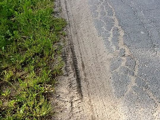 Porozjeżdżane pobocza ulicy Kochanowskiej w Gościcinie (gmina Wejherowo).