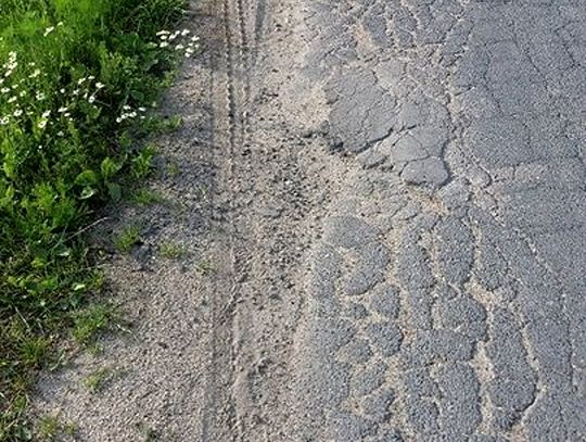 Porozjeżdżane pobocza ulicy Kochanowskiej w Gościcinie (gmina Wejherowo).