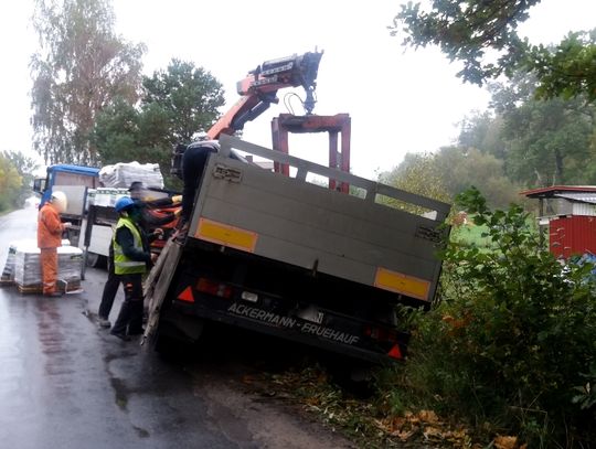 Pojazd wielkogabarytowy z towarem pobliskiej fabryki zsunął się do rowu. A gdyby tędy akurat szedł pieszy...Mogłoby dojść do tragedii... (10 2016)