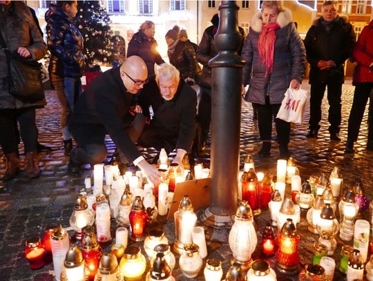 Wejherowianie w hołdzie Pawłowi Adamowiczowi (zdj. UM Wejherowo)