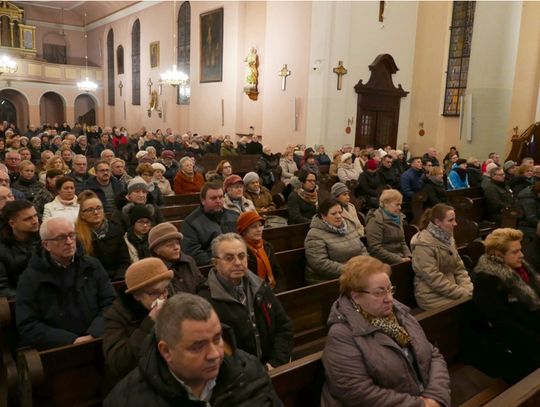 Wejherowianie w hołdzie Pawłowi Adamowiczowi (zdj. UM Wejherowo)