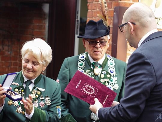 Ludmiła i Kazimierz Gołąbek otrzymują "Medal Róży".