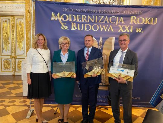 Władze powiatu wejherowskiego odbierają nagrodę