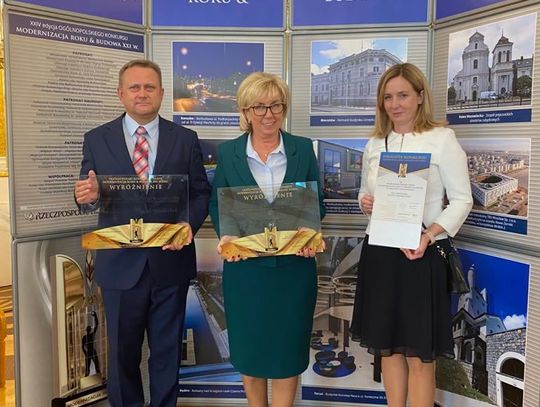 Władze powiatu odbierają nagrodę 