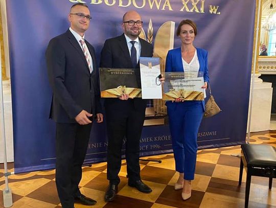 Wiceprezydenci Wejherowa odbierają nagrodę 