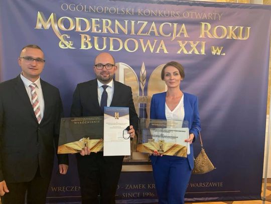Wiceprezydenci Wejherowa odbierają nagrodę 
